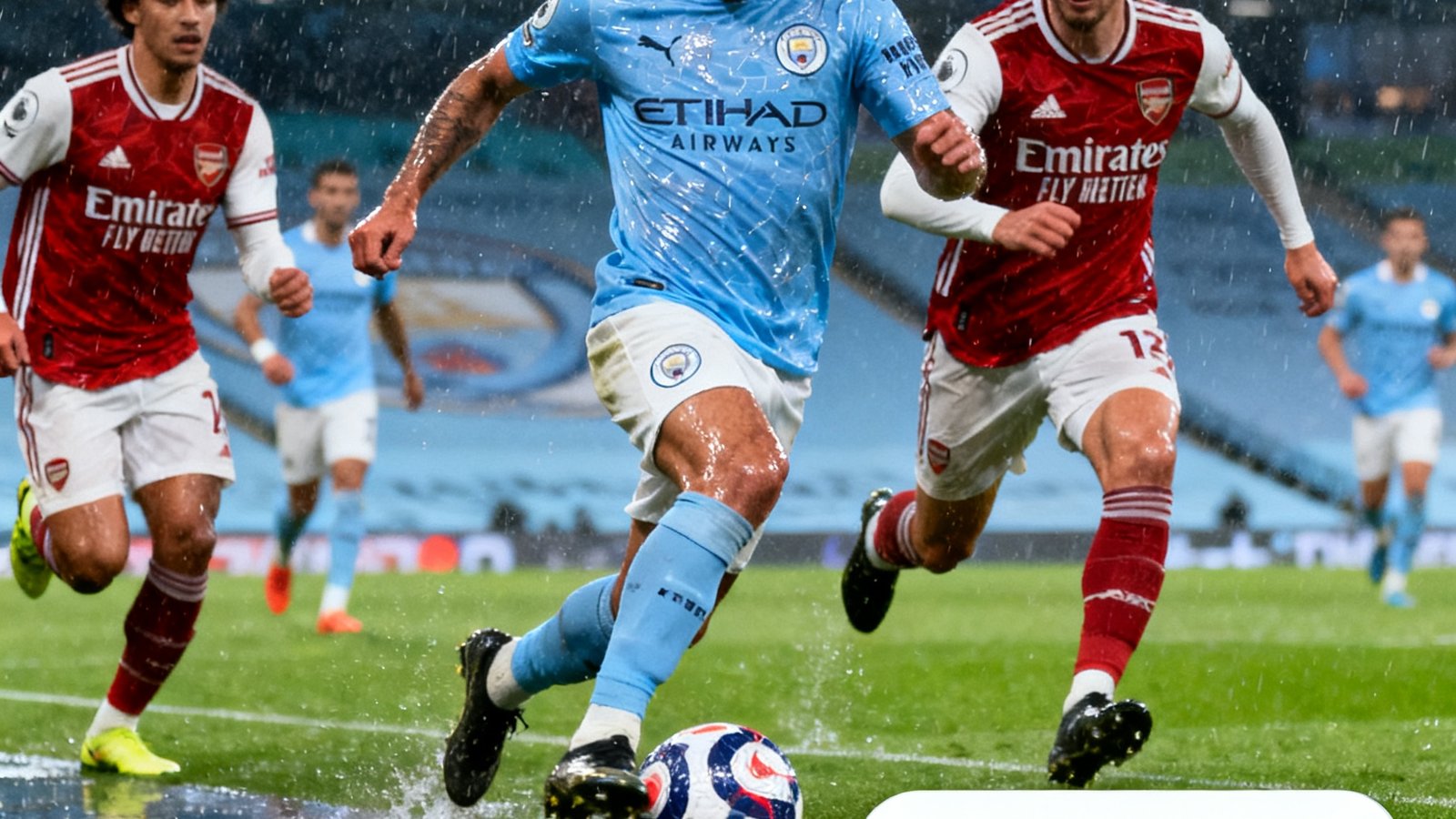 英超焦点战曼城对阵阿森纳的直播画面，球员在雨中激烈拼抢，看球直播提供多线路高清直播入口